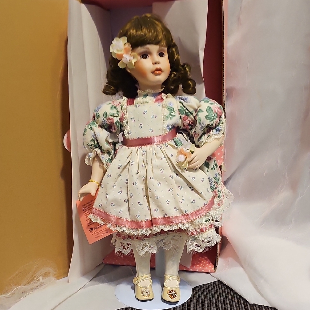 VTG - Paradise Galleries Porcelien Doll - Rose